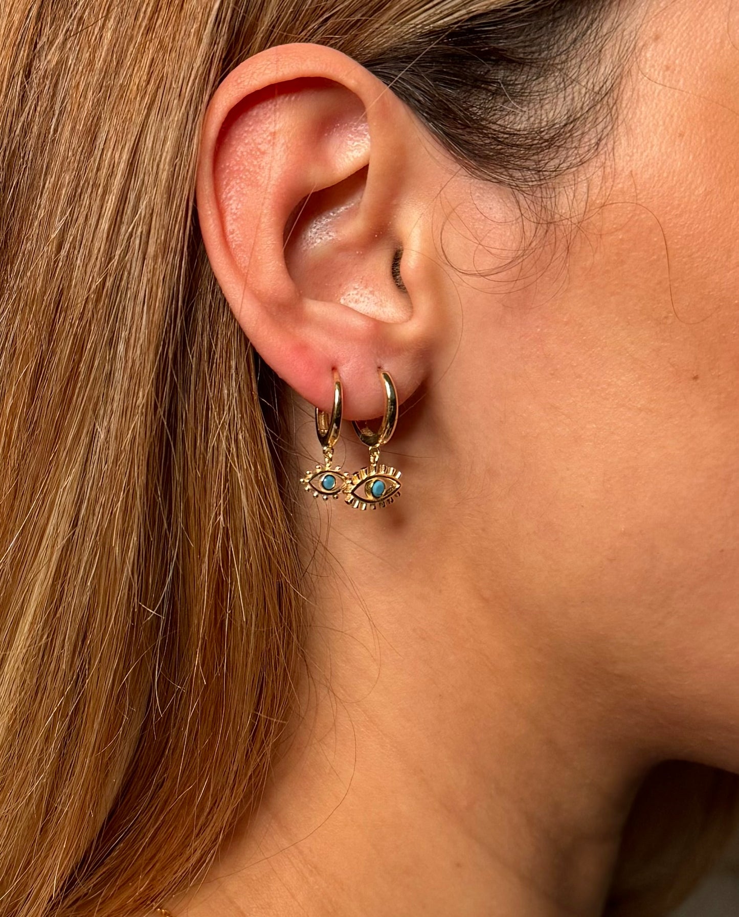 Gold Ohrringe - Mini Creolen Nazar mit kurzen Wimpern und Türkis Stein in klein